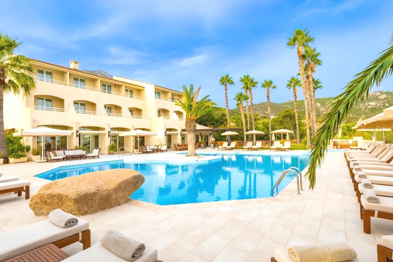 Piscine Hotel Corsica & Spa Serena à Calvi Piscine Hotel Corsica & Spa Serena à Calvi