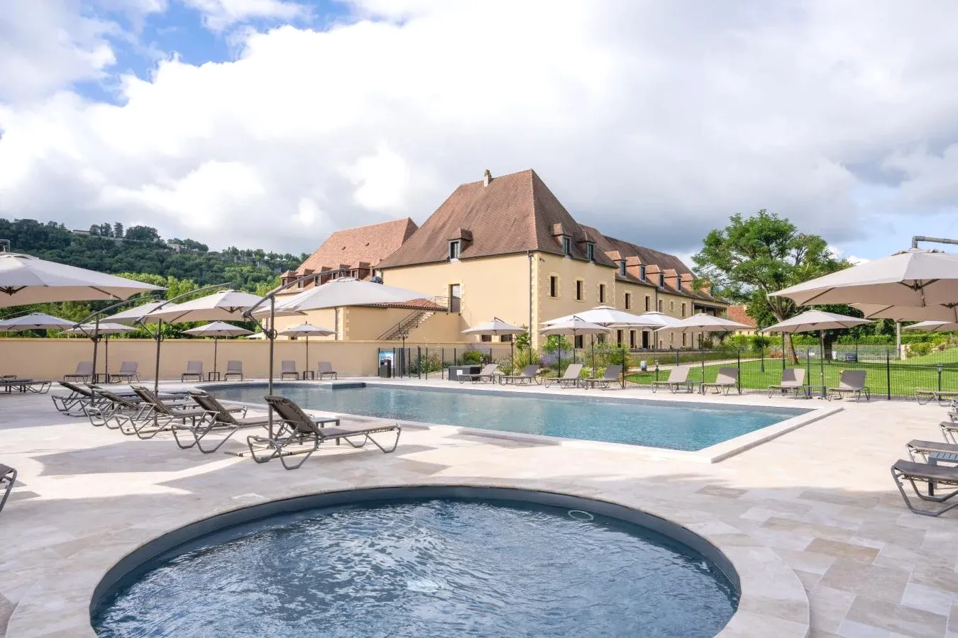 Piscine Hotel Le Perigord à La Roque-Gageac Piscine Hotel Le Perigord à La Roque-Gageac