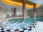 Piscine intérieure avec hydromassage à Algajola Eco-Résidence Dolce Paese & Spa