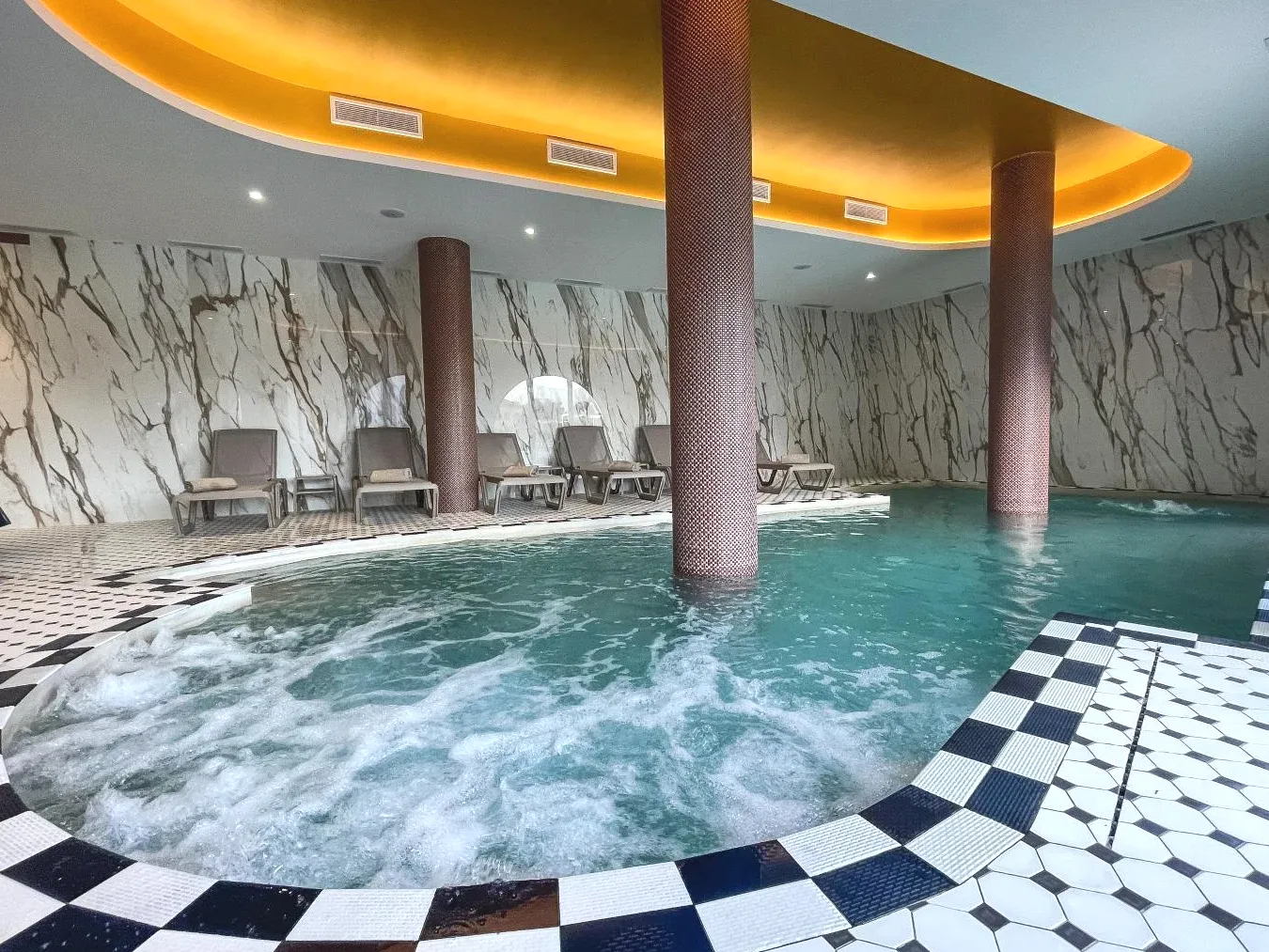 Piscine intérieure avec hydromassage à Algajola Eco-Résidence Dolce Paese & Spa Piscine intérieure avec hydromassage à Algajola Eco-Résidence Dolce Paese & Spa