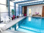 Piscine intérieure avec hydromassage à Cap d’Agde Hotel & Spa Gil de France Cap d'Agde