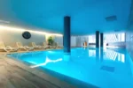 Piscine intérieure avec hydromassage à Cauterets Garden & City Cauterets Balneo