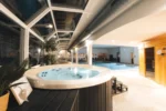Piscine intérieure avec hydromassage à Gages-le-Haut Hôtel Causse Comtal Rodez The Originals Relais