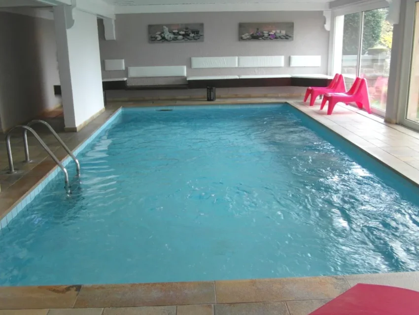 Piscine intérieure avec hydromassage à La Petite-Pierre Spa Hôtel Restaurant Au Lion d'Or
