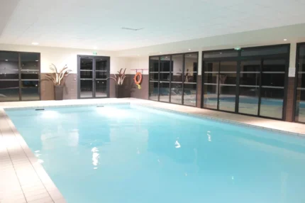 Piscine intérieure avec hydromassage à Meyrignac-l'Église Vacancéole - Le Domaine des Monédières