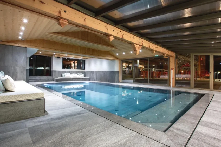 Piscine intérieure avec hydromassage à Morzine Hôtel Névé à Morzine