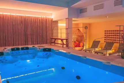 Piscine intérieure avec hydromassage à Pornic Eco-Domaine La Fontaine - HOTEL-SPA - Plage de la Fontaine aux Bretons