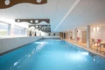 Piscine intérieure avec hydromassage à Saint-Malo Kyriad Prestige Saint-Malo