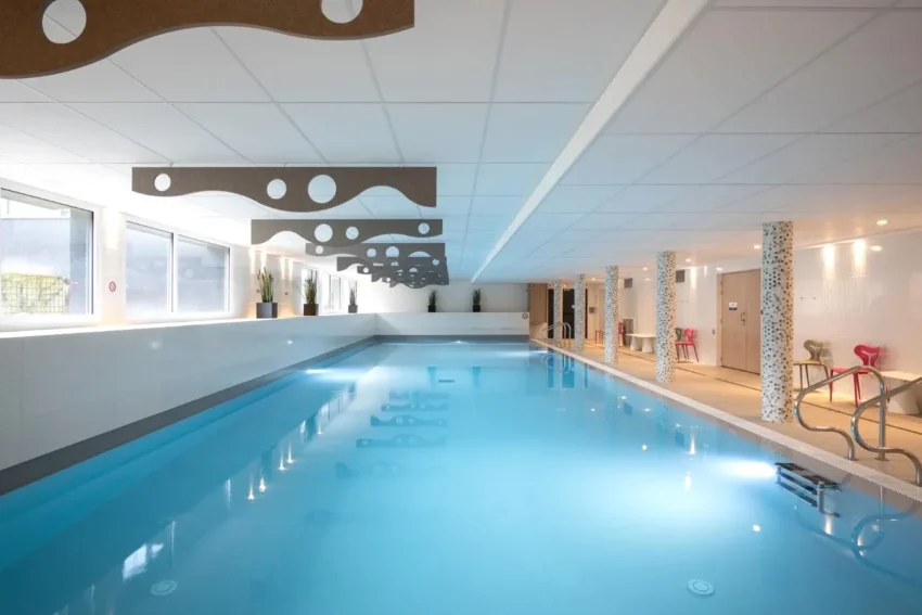 Piscine intérieure avec hydromassage à Saint-Malo Kyriad Prestige Saint-Malo