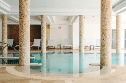 Piscine intérieure avec hydromassage à Sarlat-la-Canéda Domaine de Rochebois & Spa Nuxe