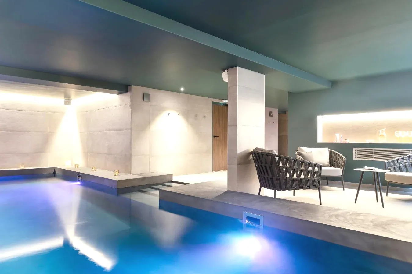 Piscine intérieure avec hydromassage à Sévrier Black Bass Hotel Piscine intérieure avec hydromassage à Sévrier Black Bass Hotel