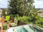 Piscine intérieure avec hydromassage dans le 13e arrondissement de Paris Too Hotel & Spa Paris - MGallery Collection
