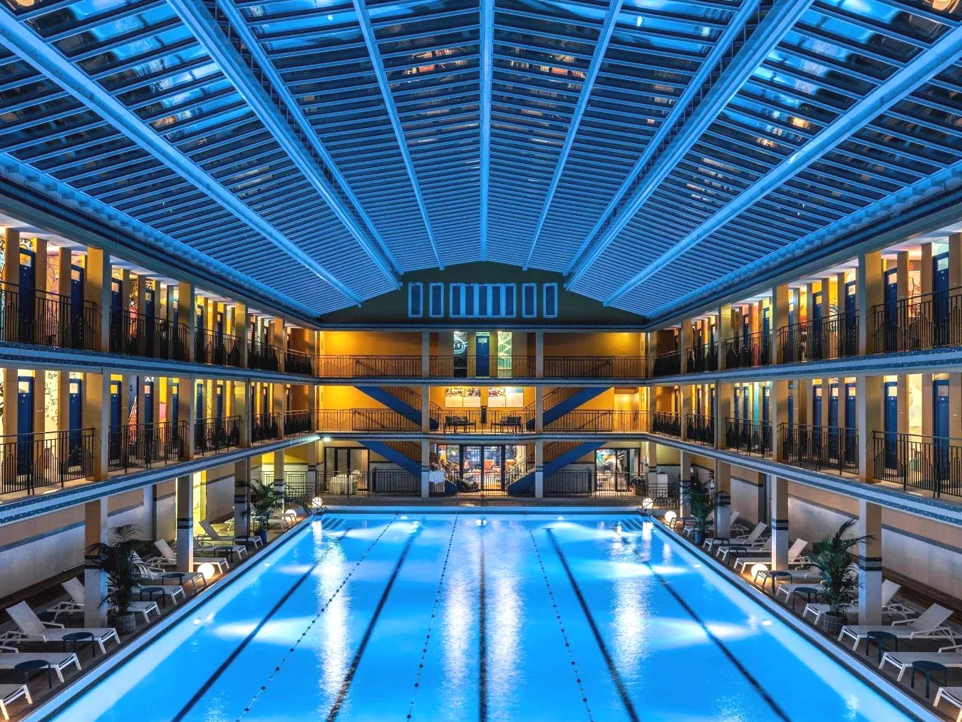 Piscine intérieure avec hydromassage dans le 16e arrondissement de Paris Molitor Hotel & Spa Paris MGallery Collection Piscine intérieure avec hydromassage dans le 16e arrondissement de Paris Molitor Hotel & Spa Paris MGallery Collection