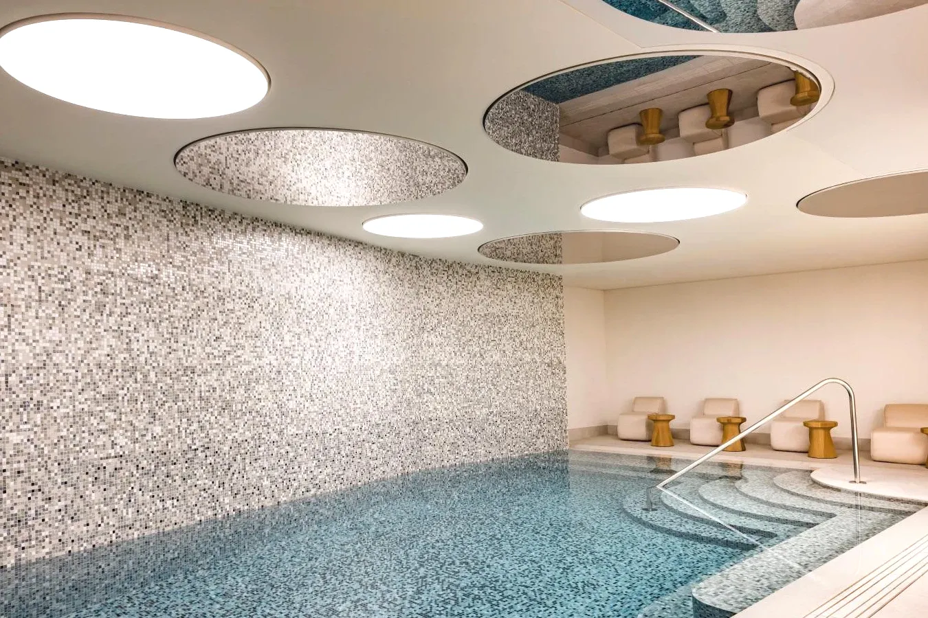 Piscine intérieure avec hydromassage dans le 2e arrondissement de Paris Kimpton - St Honoré Paris by IHG Piscine intérieure avec hydromassage dans le 2e arrondissement de Paris Kimpton - St Honoré Paris by IHG