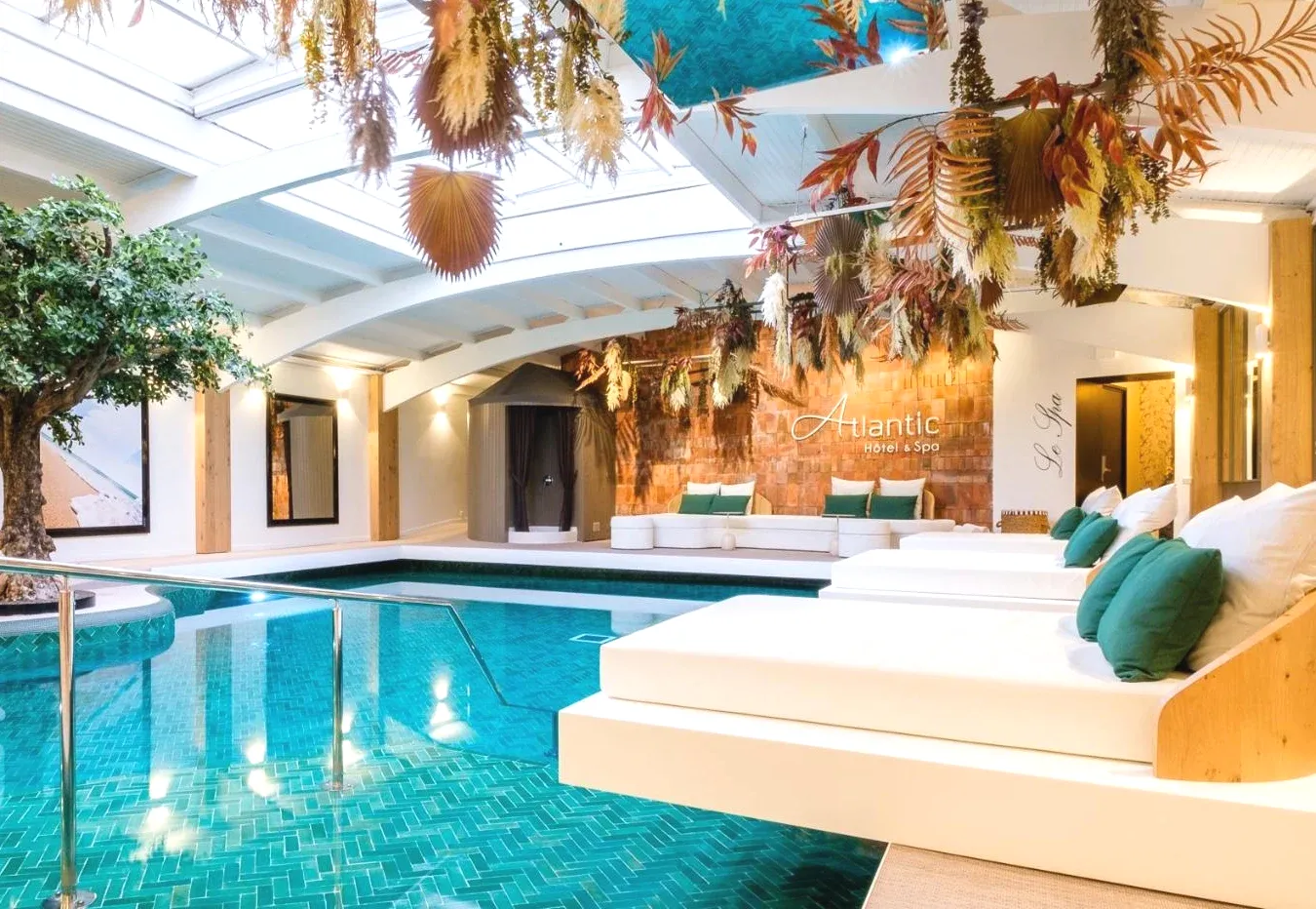 Piscine intérieure avec spa Atlantic Hôtel & Spa à Les Sables-dʼOlonne Piscine intérieure avec spa Atlantic Hôtel & Spa à Les Sables-dʼOlonne