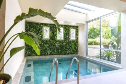 Piscine intérieure avec spa Best Western Hotel & SPA Coeur De Cassis à Cassis
