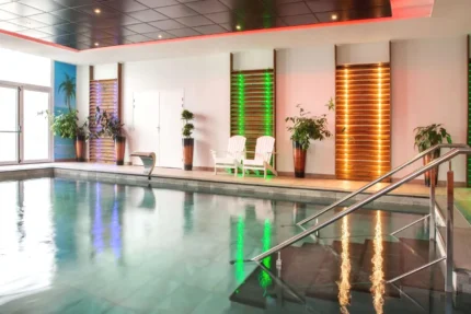 Piscine intérieure avec spa Best Western Hotel & SPA Pau Lescar Aeroport à Lescar