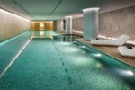 Piscine intérieure avec spa Bvlgari Hotel Paris dans le 8e arrondissement de Paris