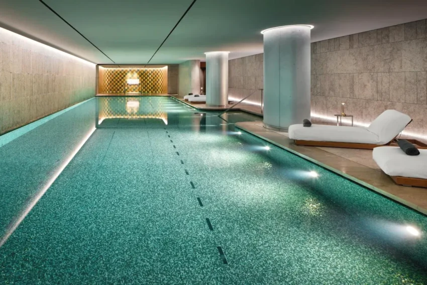 Piscine intérieure avec spa Bvlgari Hotel Paris dans le 8e arrondissement de Paris