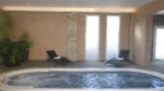 Piscine intérieure avec spa Hôtel Ariane & SPA à Pontorson