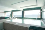 Piscine intérieure avec spa Hotel La Pietra Restaurant & Spa à L'Île-Rousse