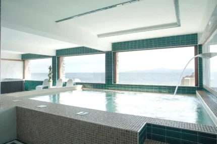 Piscine intérieure avec spa Hotel La Pietra Restaurant & Spa à L'Île-Rousse