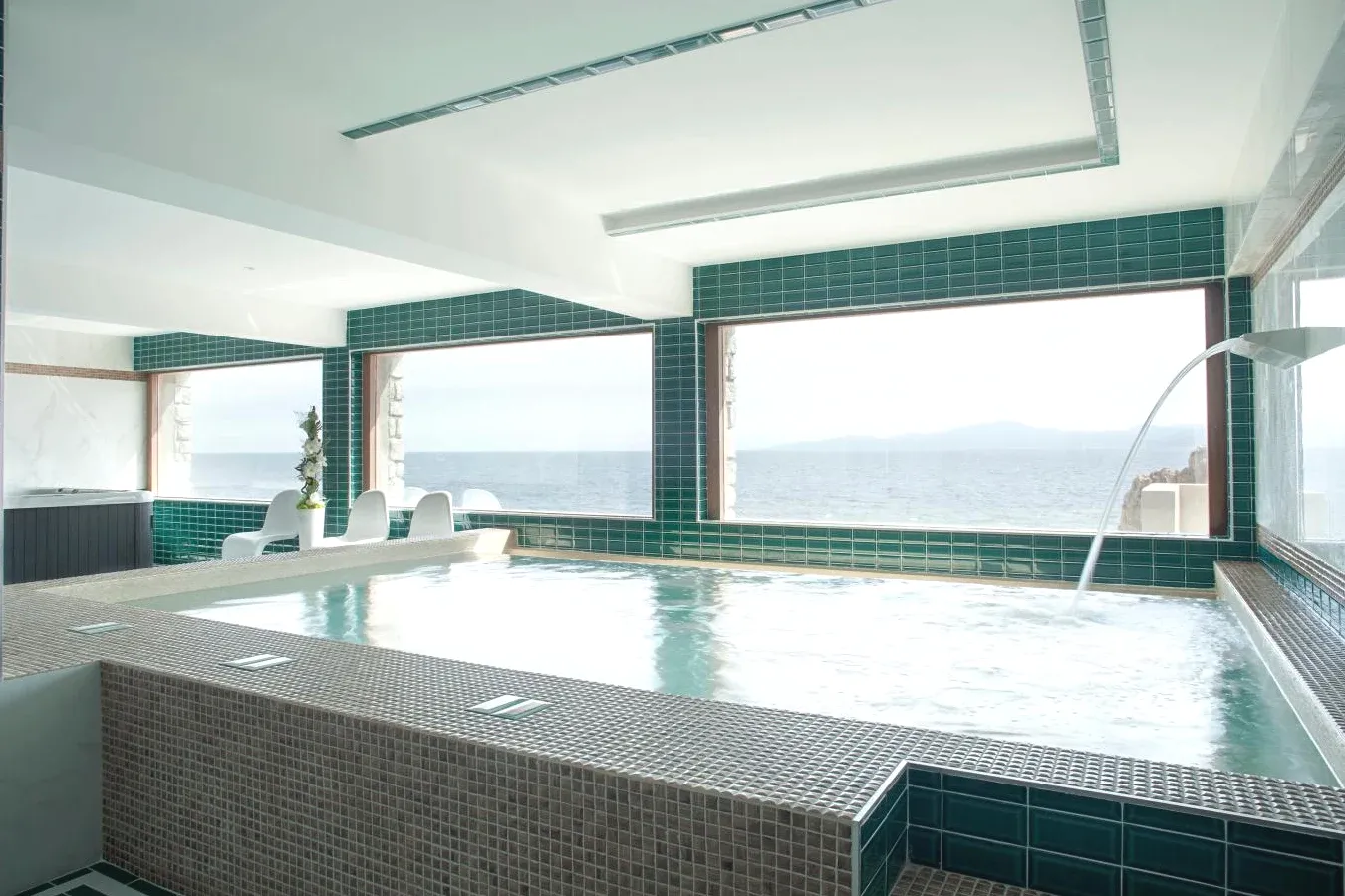 Piscine intérieure avec spa Hotel La Pietra Restaurant & Spa à L'Île-Rousse Piscine intérieure avec spa Hotel La Pietra Restaurant & Spa à L'Île-Rousse