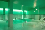 Piscine intérieure avec spa Hôtel Saint-Marc dans le 2e arrondissement de Paris