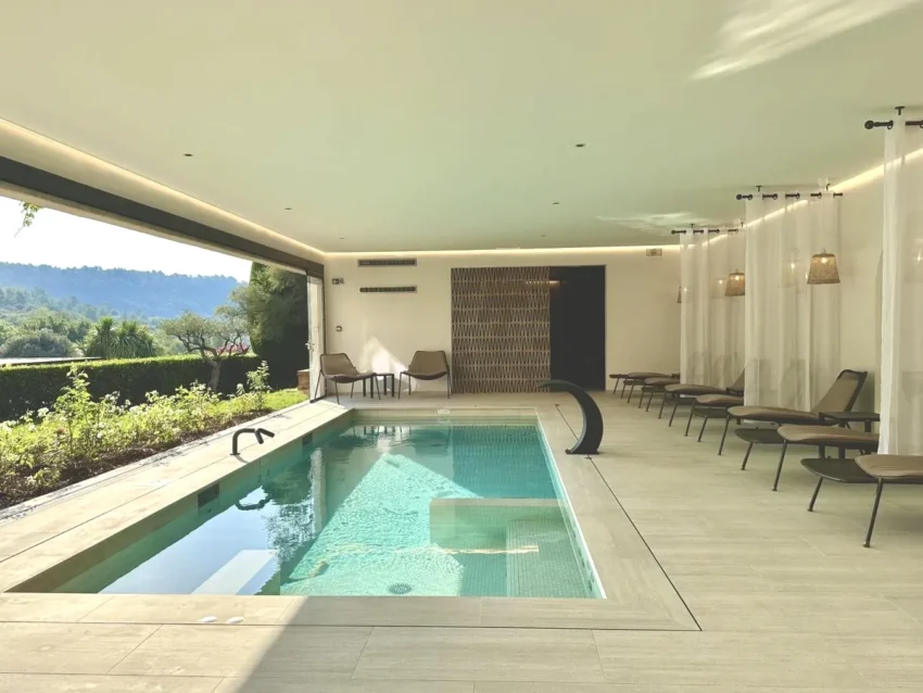 Piscine intérieure avec spa La Bastide du Calalou Hotel & Spa, BW Signature Collection à Moissac-Bellevue