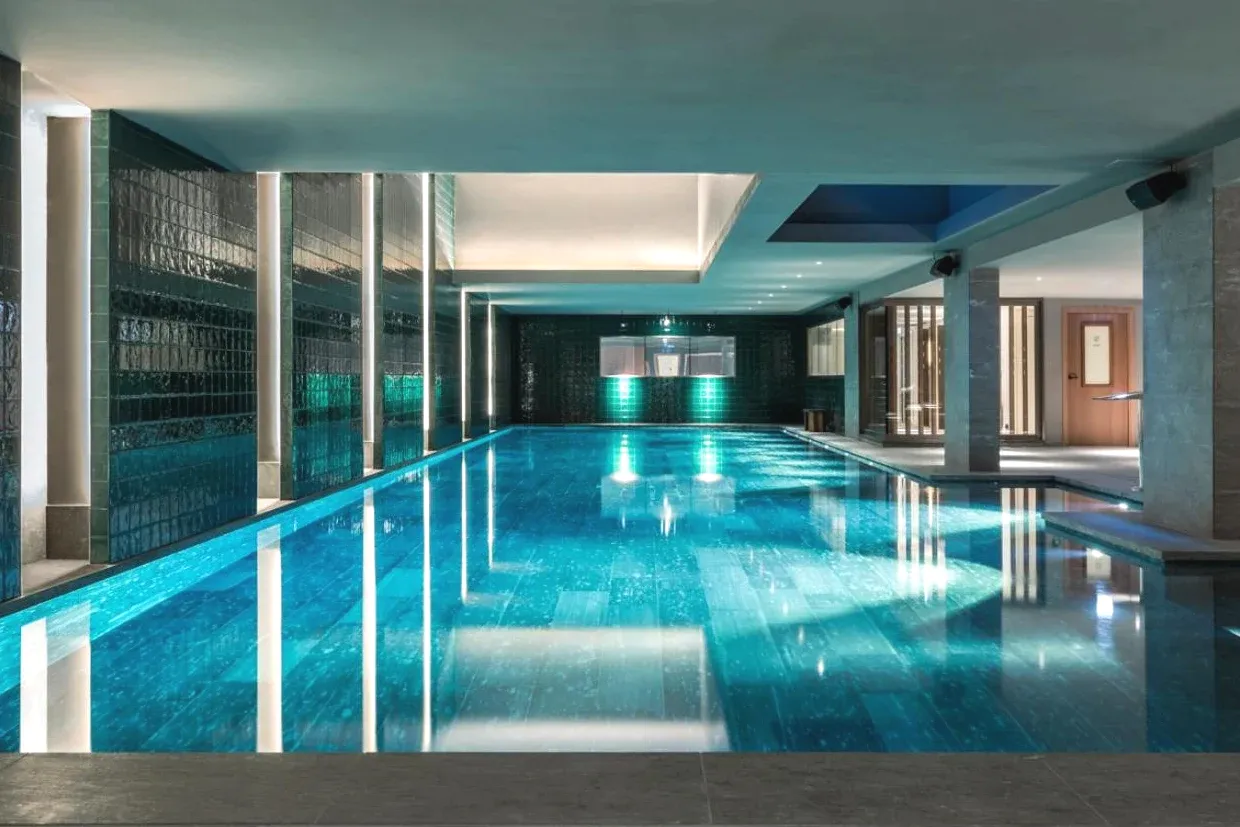 Piscine intérieure avec spa La Fondation dans le 17e arrondissement de Paris Piscine intérieure avec spa La Fondation dans le 17e arrondissement de Paris
