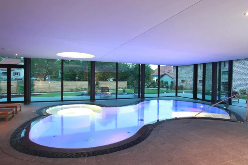 Piscine intérieure avec spa L'auberge Du Cheval Blanc et Spa à Lembach