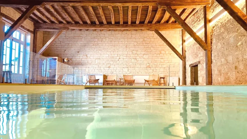 Piscine intérieure avec spa Le Domaine de Mestré, The Originals Relais à Fontevraud-l'Abbaye