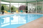 Piscine intérieure avec spa Le Domaine des Roches, Hotel & Spa à Briare