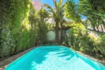Piscine intérieure avec spa Le Windsor Jungle Art Hotel à Nice