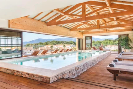 Piscine intérieure avec spa Relais et Châteaux Thalasso & Spa Ile de la Lagune à Saint-Cyprien à Saint-Cyprien