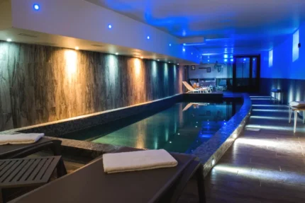 Piscine intérieure avec spa Rock Noir & Spa à La Salle Les Alpes