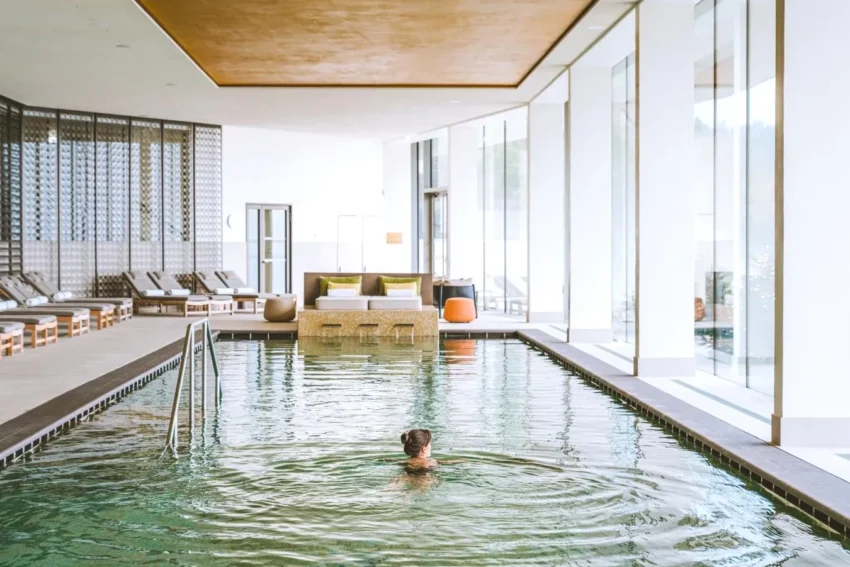 Piscine intérieure avec spa Royal Champagne Hotel & Spa à Champillon