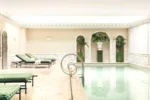 Piscine intérieure avec spa Saint James Paris dans le 16e arrondissement de Paris