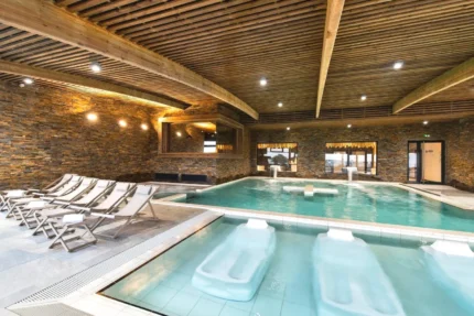 Piscine intérieure avec spa Thalasso Concarneau Spa Marin Resort à Concarneau