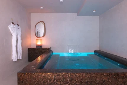 Piscine intérieure avec spa The One Alma Paris dans le 7e arrondissement de Paris