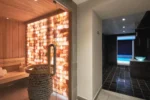 Piscine intérieure avec vue et sauna dans de Paris Hotel Villa Romantic & Spa