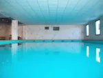 Piscine intérieure avec vue et spa à Biguglia Mercure Hotel & Spa Bastia Biguglia