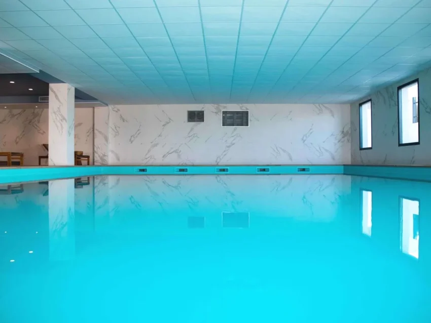 Piscine intérieure avec vue et spa à Biguglia Mercure Hotel & Spa Bastia Biguglia