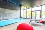 Piscine intérieure avec vue et spa à Brest Best Western Plus Europe Hôtel Brest