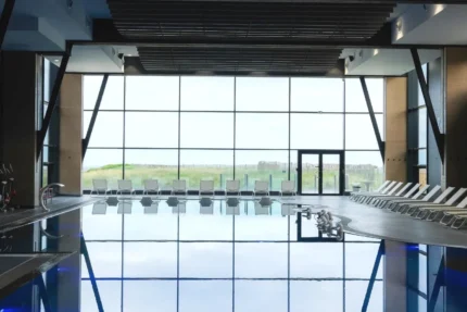 Piscine intérieure avec vue et spa à Cabourg Thalazur Cabourg - Hôtel & Spa