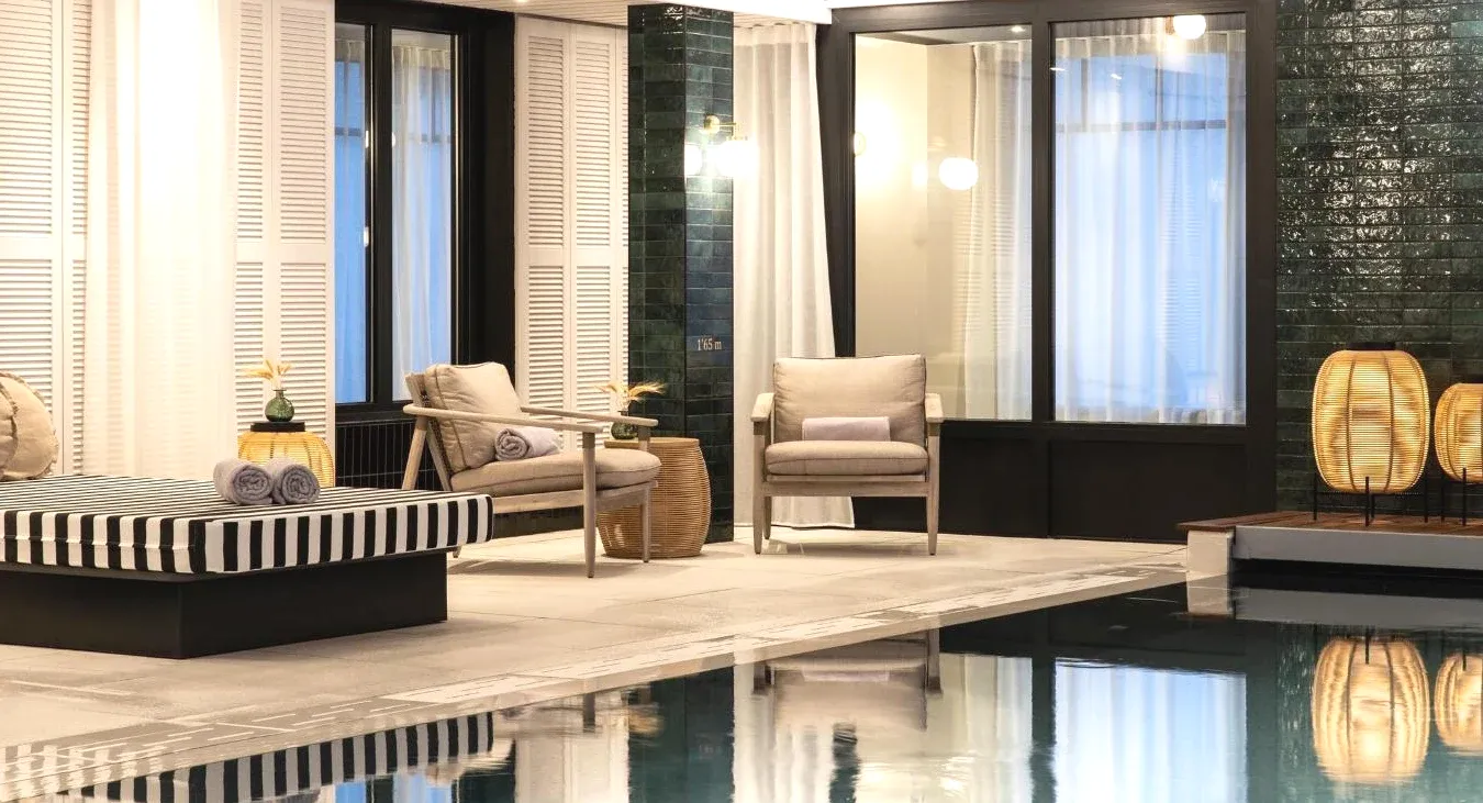 Piscine intérieure avec vue et spa à Carnac Le Celtique & Spa Piscine intérieure avec vue et spa à Carnac Le Celtique & Spa
