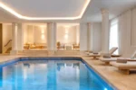 Piscine intérieure avec vue et spa à Chantilly InterContinental Hotels Chantilly Chateau Mont Royal by IHG
