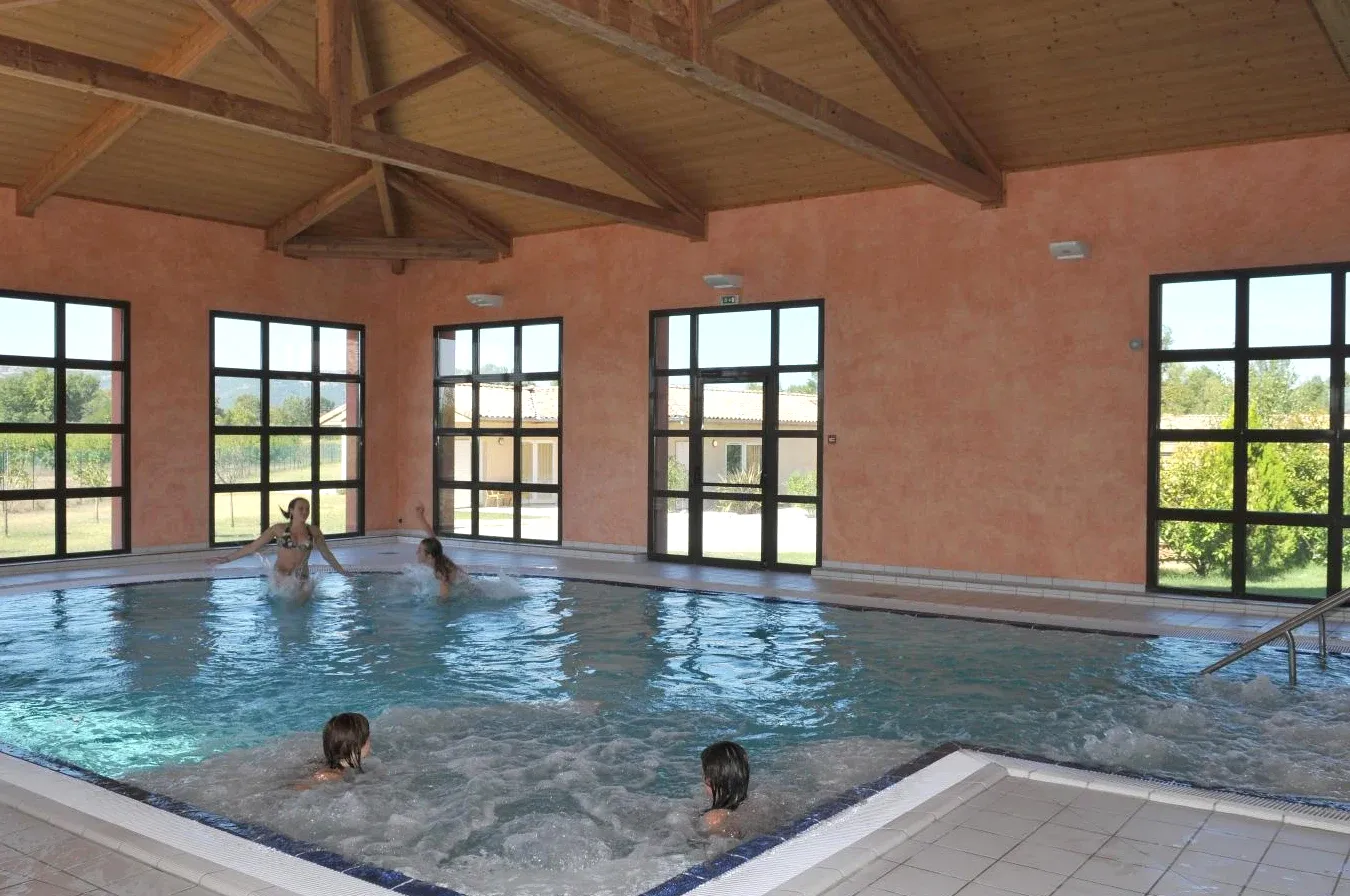 Piscine intérieure avec vue et spa à Châteauneuf-sur-Isère Domaine d'Agrippa Valence Piscine intérieure avec vue et spa à Châteauneuf-sur-Isère Domaine d'Agrippa Valence