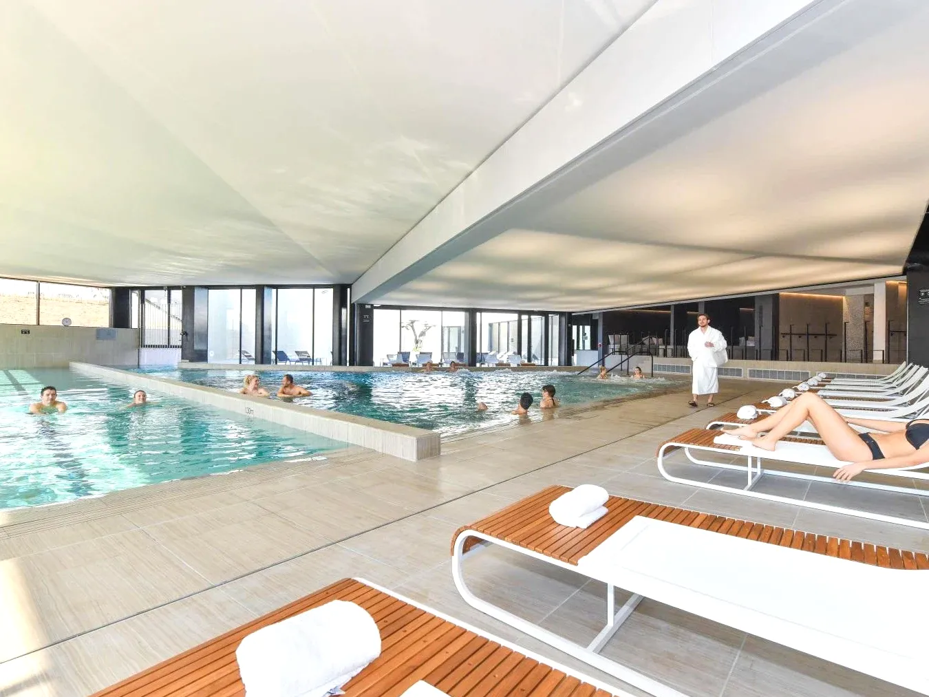 Piscine intérieure avec vue et spa à Châtelaillon-Plage ibis styles La Rochelle Thalasso Chatelaillon Piscine intérieure avec vue et spa à Châtelaillon-Plage ibis styles La Rochelle Thalasso Chatelaillon