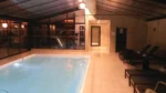 Piscine intérieure avec vue et spa à Dijon Oceania Le Jura Dijon